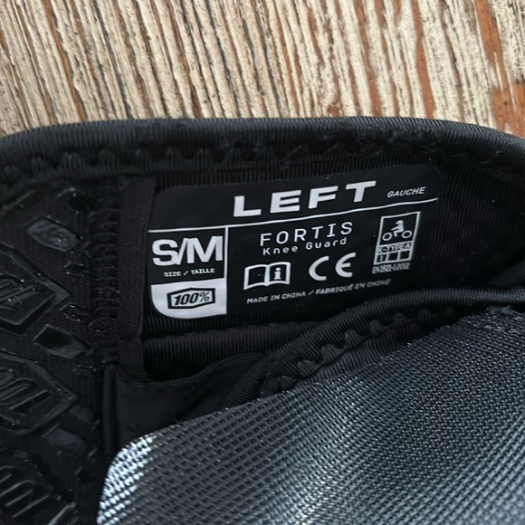 100% Fortis Knee Guard Black S/M - Picture 8 of 9